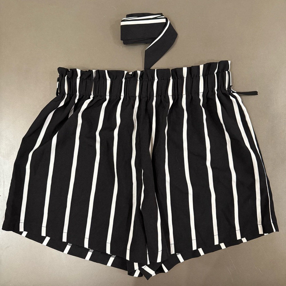 [Not For Sale - Damaged] SHEIN Black and White Striped Shorts - Size Large